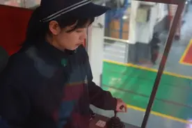 铁路天车女司机空中“绣”技图片