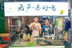 “无声胜有声” 襄阳这家奶茶摊微笑和手势是唯一语言图片