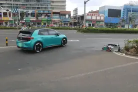 痛心！女子骑电动自行车带娃逆行，被撞身亡图片