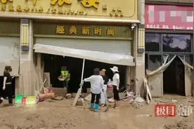 陕西吴起暴雨袭击上千万金饰被冲走 有人带探测仪寻金图片