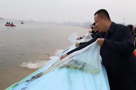 万余人齐聚沂河放鱼，2023第十三届沂河放鱼公益活动开幕图片