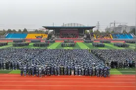 安阳职业技术学院举行新生军训成果汇报表演暨表彰大会图片