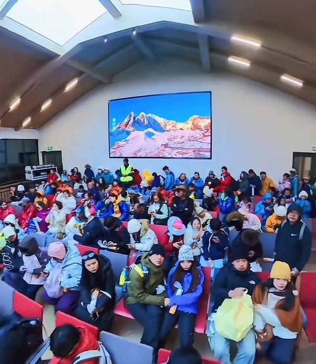 “失温缺氧，有人裹垃圾袋保暖”，大量游客被困山顶！云南知名景区回应
