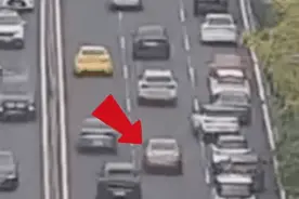 交警一声“帮个忙”，十多个人冲过去把车掀了！图片