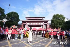 考生家长团来了！直击长沙高考第一现场图片