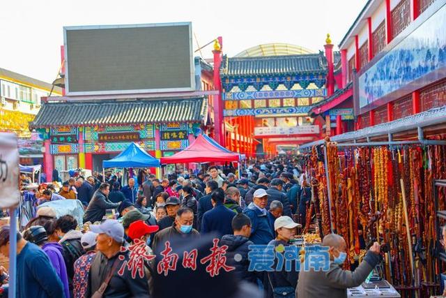旧韵新趣满街巷 英雄山文化市场人头攒动