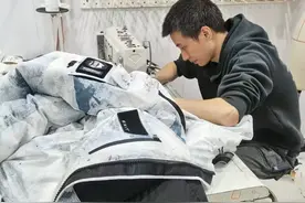 羽绒服“涨”声之下 翻新服务“爆单” 成都有店铺排队要等10多天图片