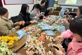 巾帼簪花，绽放芳华——重庆渝北龙塔街道开展妇女节手工簪花制作活动图片