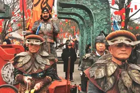 再现1800多年前“张飞巡城”，他在阆中古城扮演“猛张飞”丨非遗春节图片