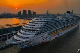 新年第一天，国产首制大邮轮“爱达·魔都号”开启商业首航图片