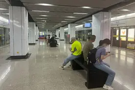 新民快评｜地铁站台长凳体验感可以更好图片