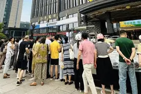 郑州五星级酒店摆地摊日入3万 杭州也有酒店坐不住了图片