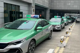 速递丨郑州出租汽车行业驾驶员从业年龄放宽至65周岁图片