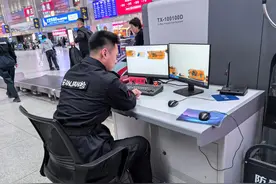 安检仪视角！行李箱里装了啥 车站安检员是咋看出来的？图片