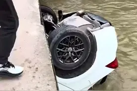 四川邻水小车不慎坠河驾驶员被困，男子救人后默默离开：我要去给女儿开家长会图片