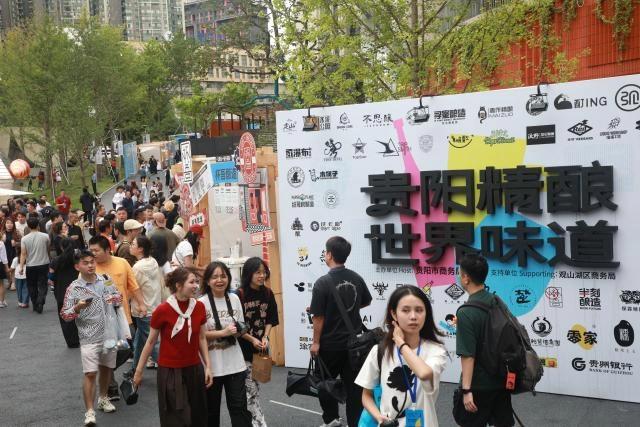 观山湖国庆首日人气爆棚：省博排长队，阿云朵仓碰杯声不断