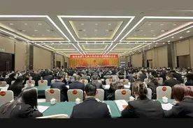 西充县第十七届人民代表大会第四次会议开幕张光全出席 邓强作政府工作报告 张伟主持 蒙朝贵 张洪波 王红强等在主席台就座图片