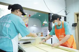 老人娃娃免费吃 环卫工人一元购 这家手擀面馆很暖心图片