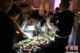 重庆一跨江大桥变身“巨型观景平台” 游客观景逛夜市两不误图片