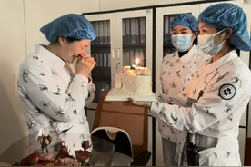 新春走基层 ｜ 医护人员的春节：为生命守岁图片