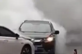 轿车闹市失控惊险冲撞，被对向车死死顶住逼停，广汽埃安表态奖励英雄车主新车图片