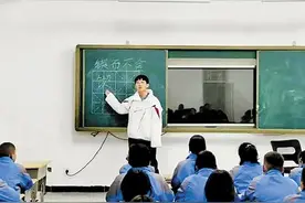 独臂青年宋腾傲：4次支教 让青春在祖国的西部闪光图片