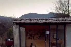 丽江私人小院春节期间遭游客闯入 屋主：多扇房门被卸，垃圾散落一地图片