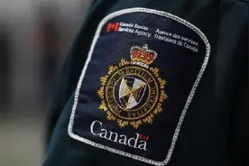 加拿大叫停绕旗杆式签证换签图片