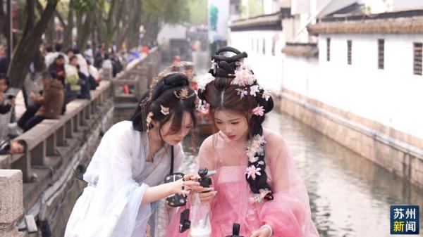 清明假期首日 古城City Walk客流如织