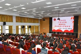 “文学客家”大讲坛走进嘉应学院，著名作家魏微现场讲学图片