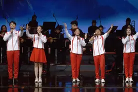 上海市民在音乐厅里挥舞国旗，为奥运喝彩图片