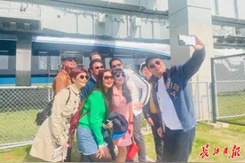 科技商务旅游线路发布，境外游客打卡“光谷光子号”赞叹不已图片