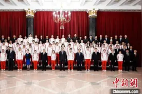 樊振东、陈芋汐等获颁“上海市体育事业白玉兰杰出成就奖”图片