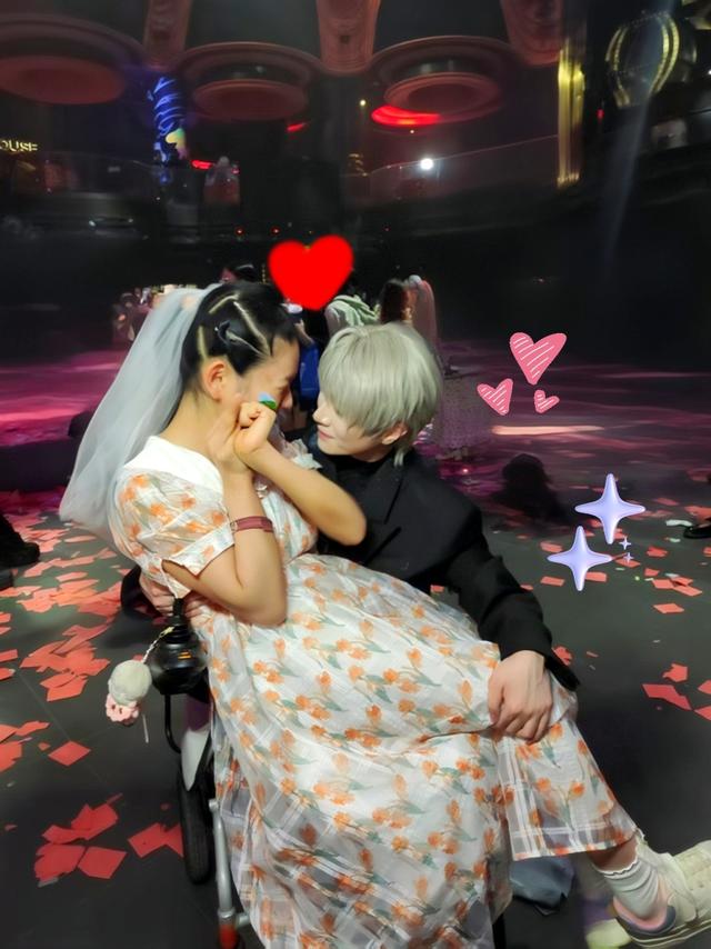 乙女游戏展里的脑瘫女孩，开着轮椅驶向“爱人”