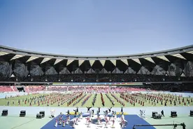 绿茵作画布 高原起欢歌图片