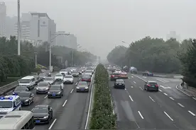 京开京台等北京多条高速部分路段因大雾已临时封闭图片