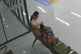 丈夫在医院偶遇妻子带娃看病，看了一眼却转身离开……咋回事？图片