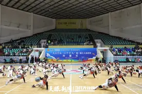 修文县关工委助力首届工人运动会开幕式  点亮小朋友的舞台之光图片