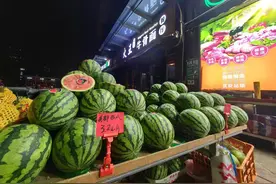 西瓜身价大降？别太惊喜，水果爱好者们的“吃瓜自由”还得再等等图片