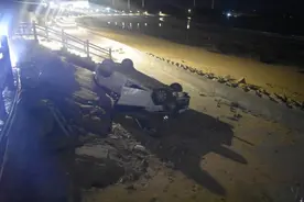 男子醉酒驾车，撞护栏后翻车了图片