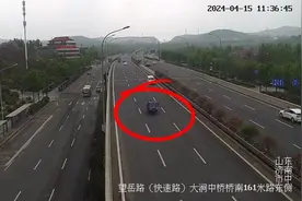 一辆蓝色三轮摩托车驶入城市快速路，交警：严查！图片