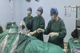 老人体内藏鸡蛋大结石 医生巧手成功取出图片