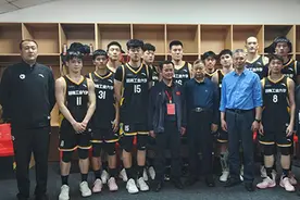 湖南工业大学男篮六连胜挺进全国赛图片