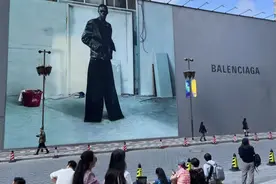 上海这块巨型广告牌成时髦打卡地：跟风网红同款照片真的美吗图片