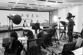 2500名学子与英烈进行穿越时空的对话图片