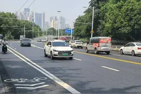 武汉长江大桥增设非机动车道，公安交管增加巡查力度，禁止区域内锁车停放图片