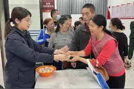 三角洲社区邻里齐过“三月三”    便民服务进小区 地菜煮蛋暖邻心图片