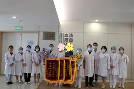 初三女孩反复发烧数月查出癌症，姐姐捐骨髓救妹妹图片