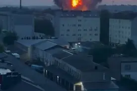 俄大举轰炸乌军工企业，乌总统：袭击几乎覆盖全境图片