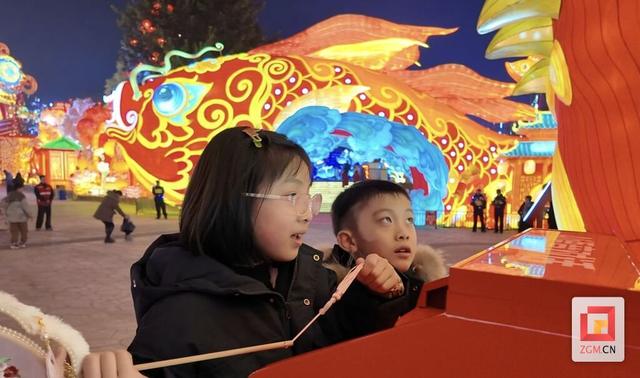 第32届自贡国际恐龙灯会盛大开幕 游客沉醉灯海直呼震撼